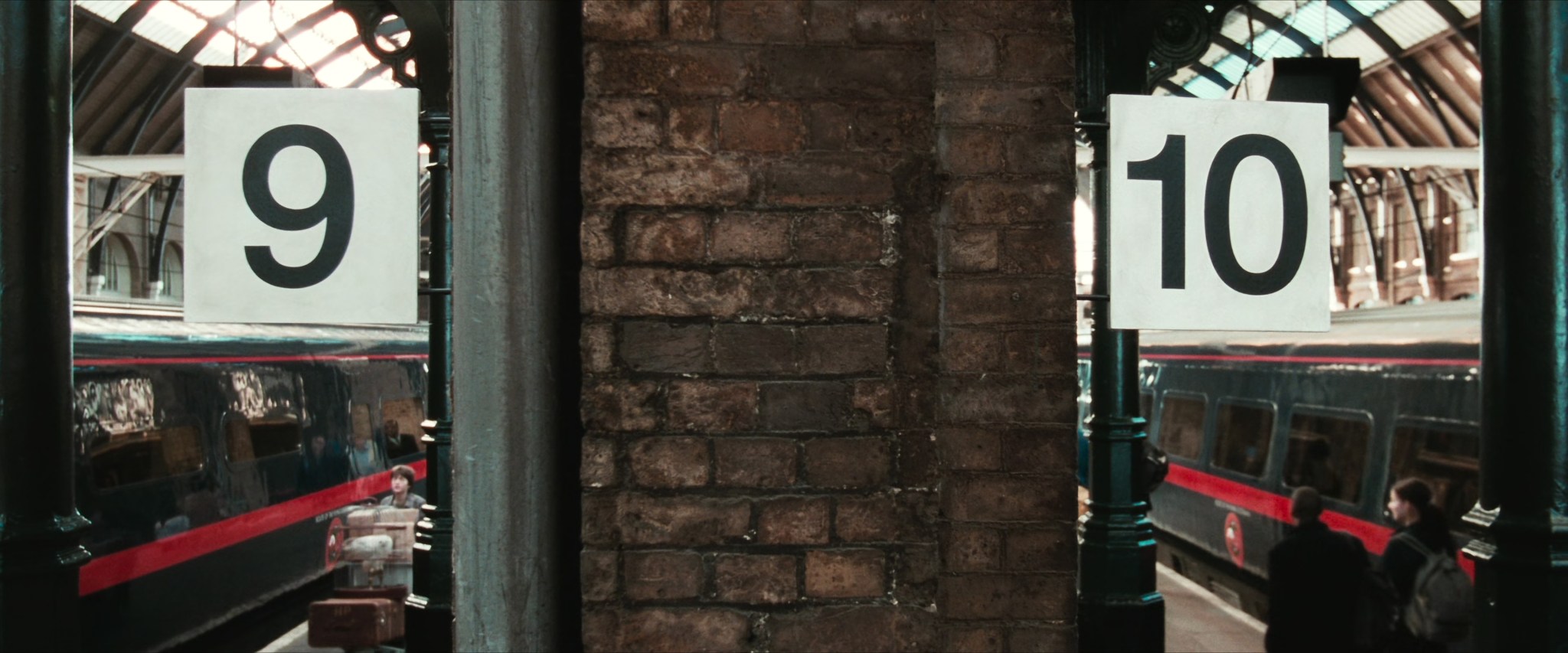 Вокзал кингсерос платформа 9 3/4. Вокзал кингс кросс в лондоне платформа 9 3/4. В 4 9 3. В 4 9 3. В 4 9 3.